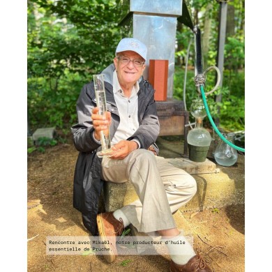 Mickaël, distilateur partenaire PRUCHE Bio origine Canada, Québec, Karandja laboratoire.
