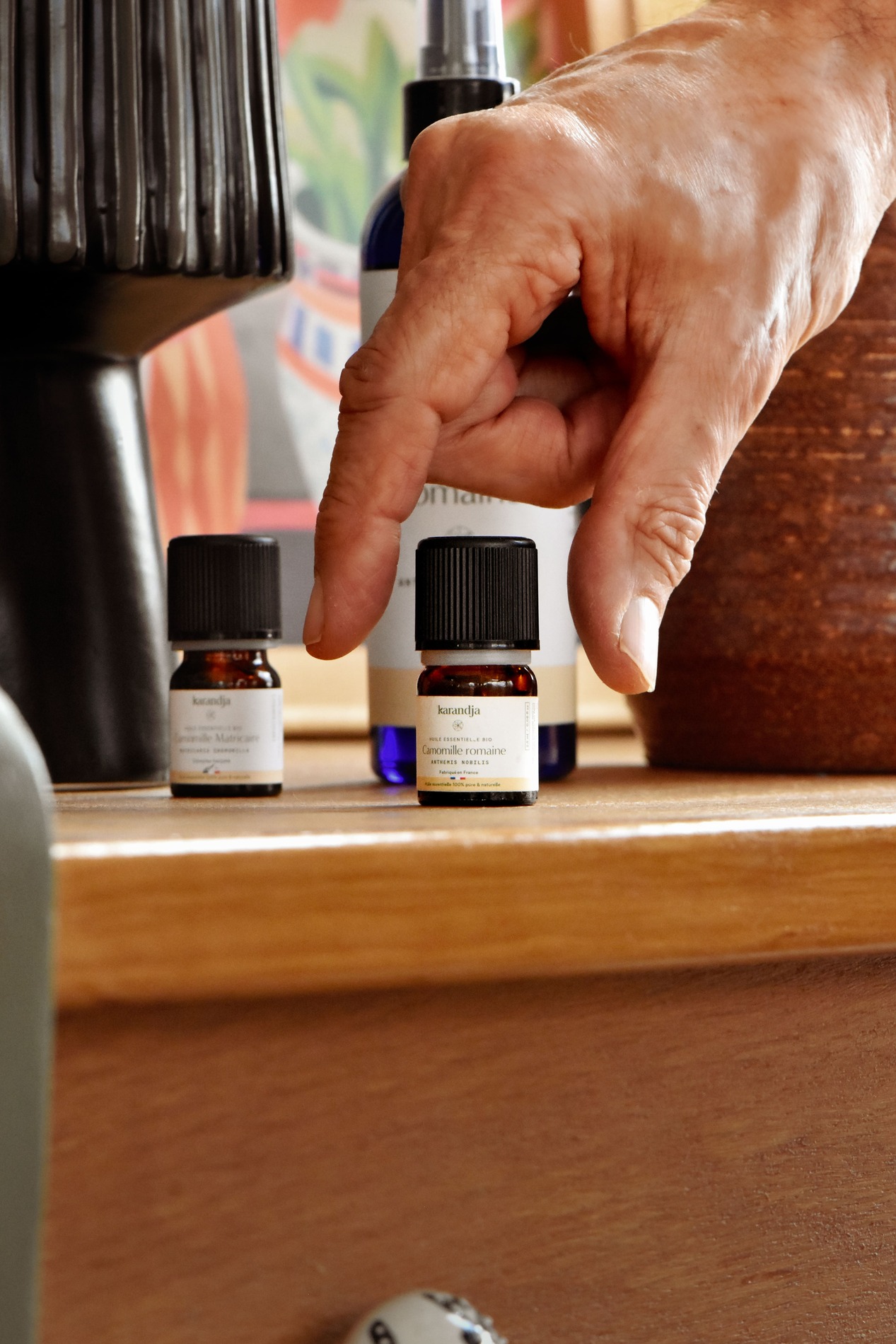 deux flacons différents d'huile essentielle de camomille bio