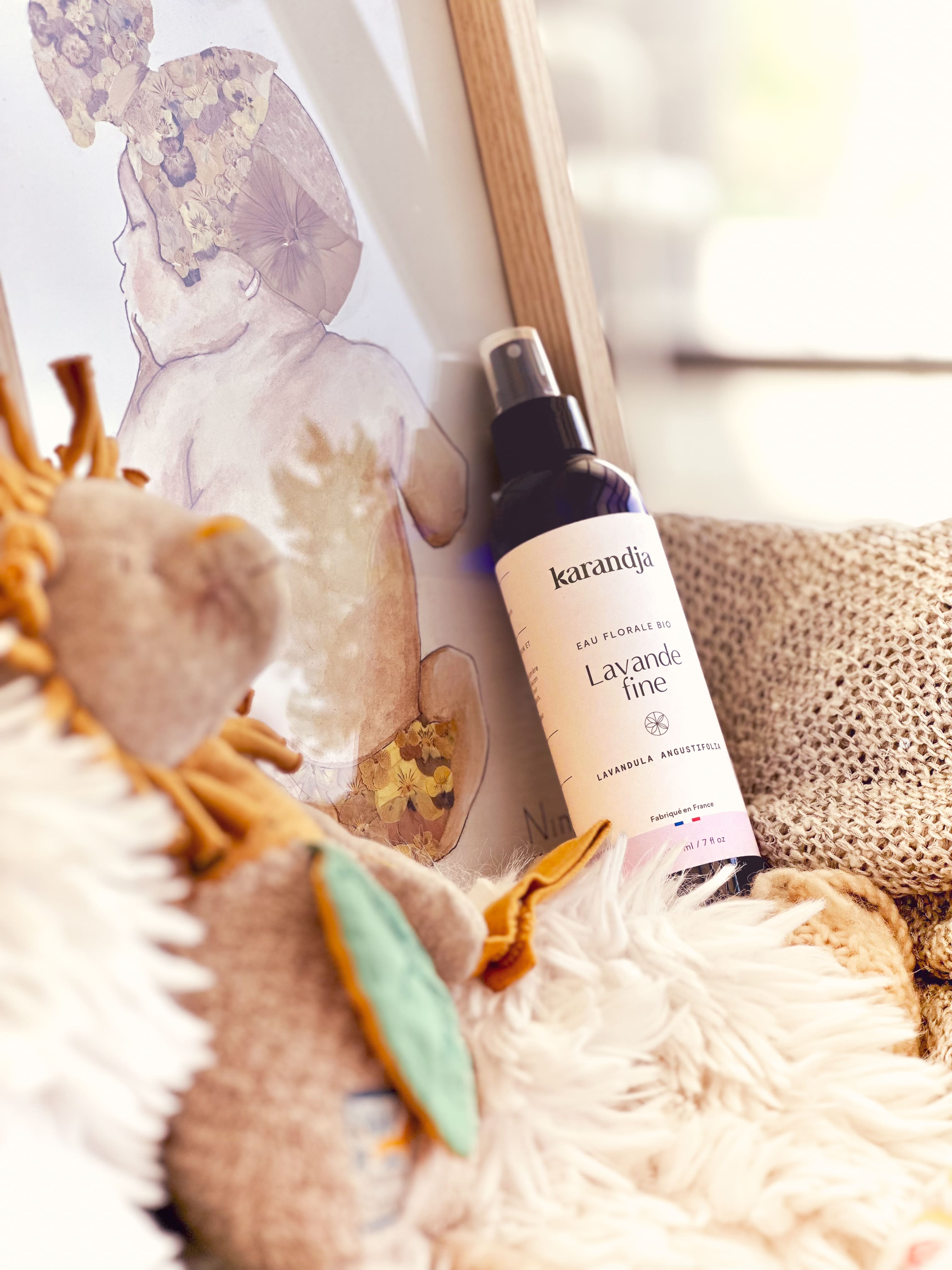 eau florale de lavande fine bio en flacon posé sur un cadre bébé 