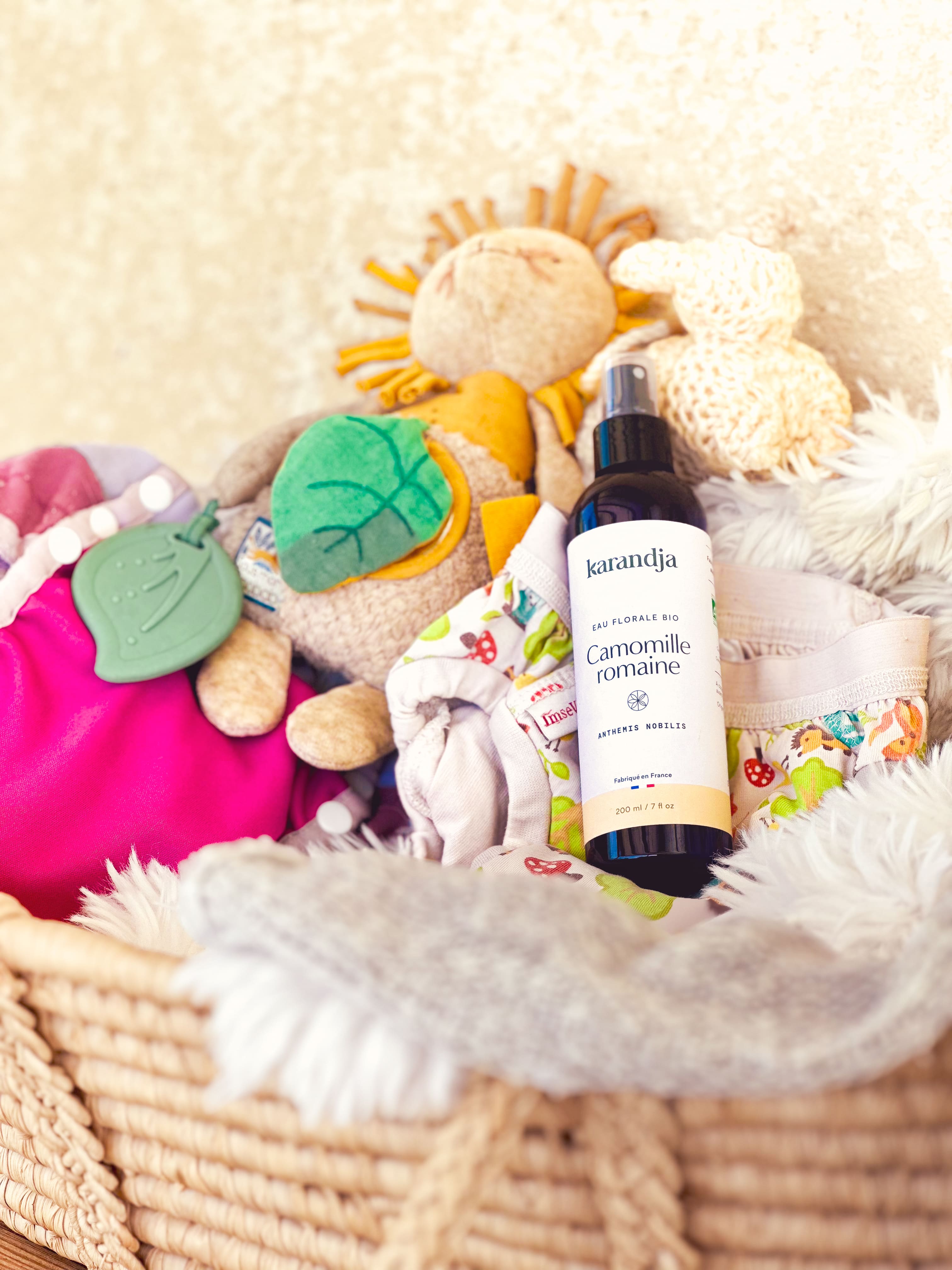flacon d'hydrolat de camomille romaine avec affaires de bébé