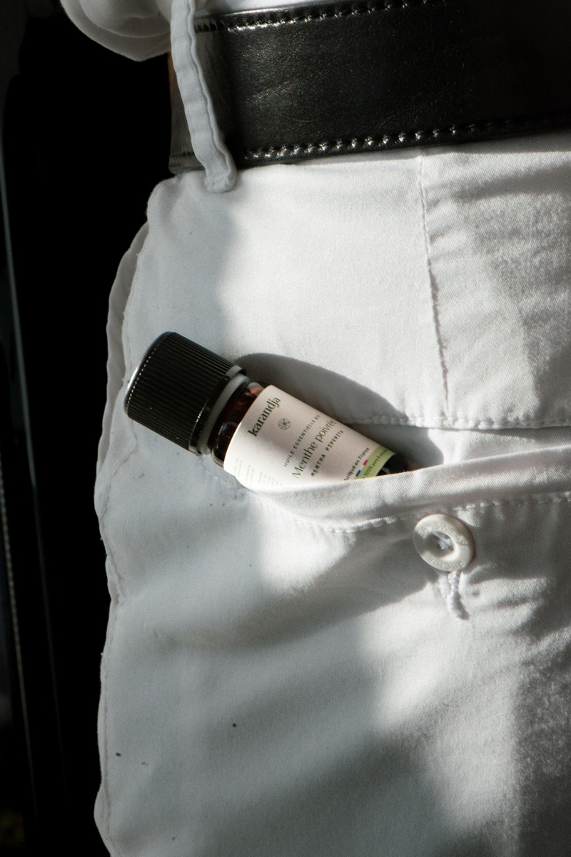 flacon d'huile essentielle menthe poivrée bio dans une poche