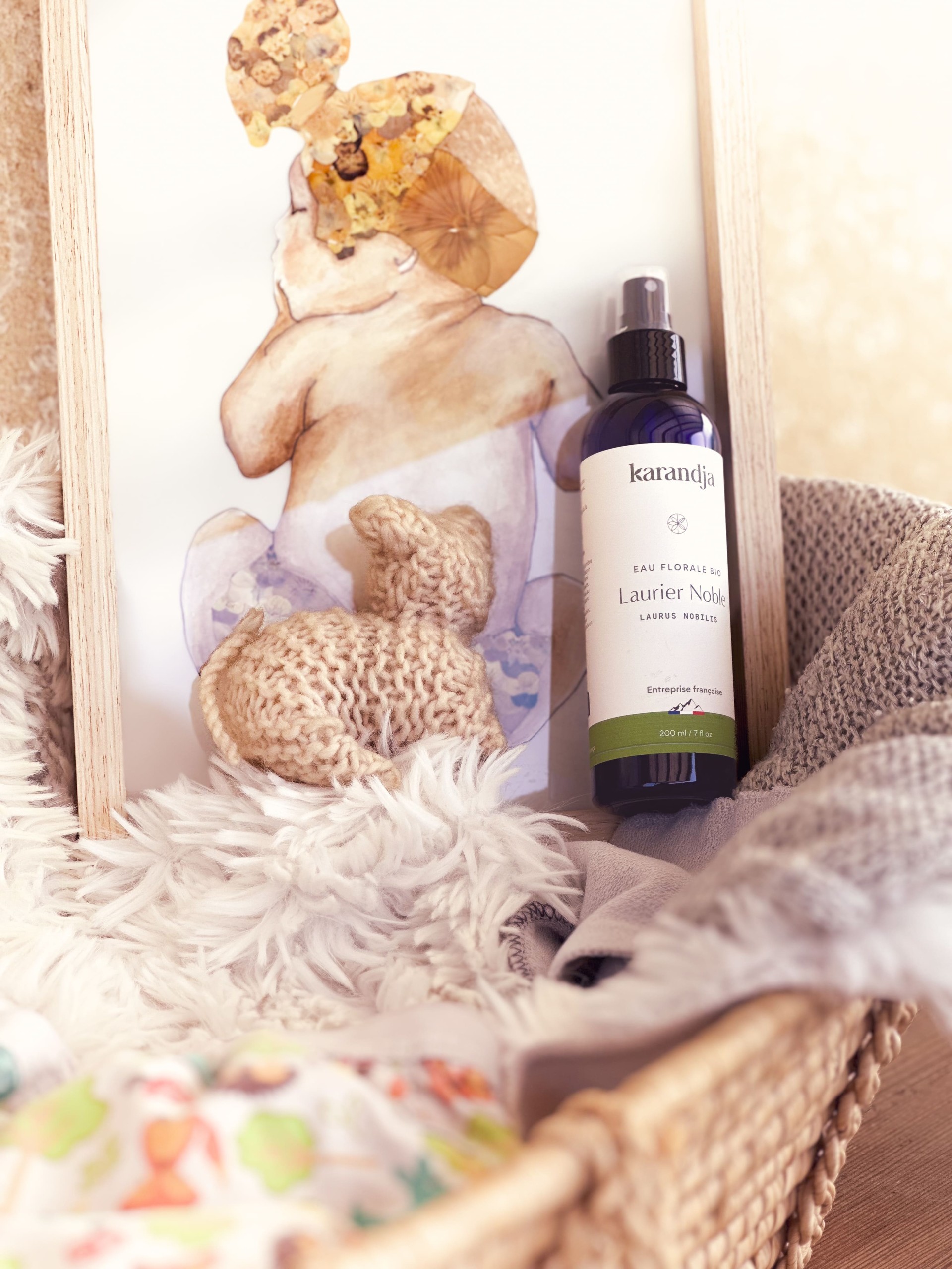 flacon hydrolat laurier noble avec cadre bébé derriere
