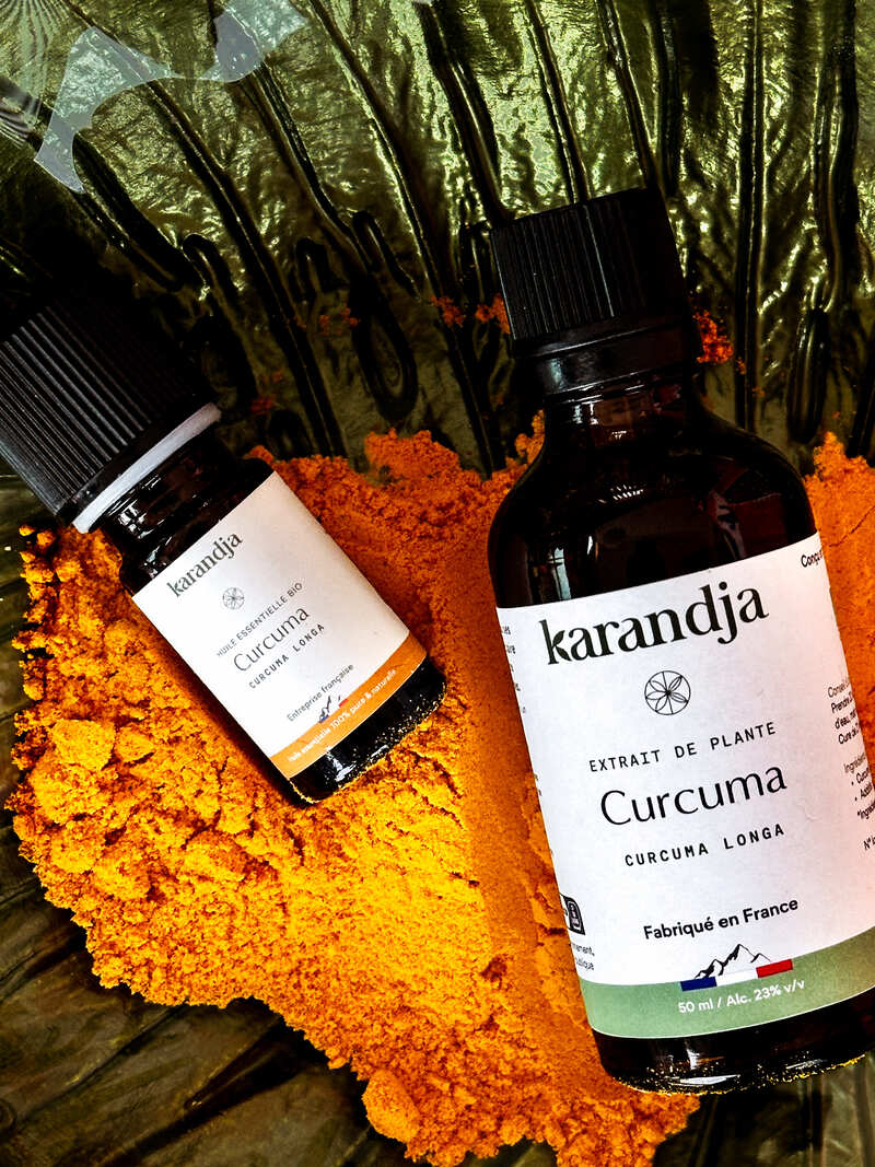 un flacon huile essentielle curcuma et un extrait de plante curcuma Bio
